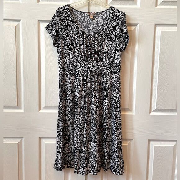 White Stag Dresses & Skirts - BLACK AND WHITE SHORT SLEEVE DRESS BY WHITE STAG SIZE XL (16-18)
